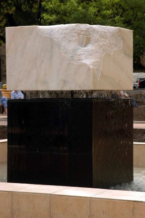 The-Cube-Fountain-Plevnei-square-2005